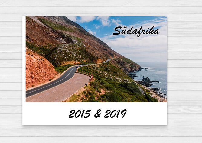 Eine schöne Landschaftsaufnahme von einer Küstenstraße in Südafrika mit Bergen im Hintergrund. Das Bild zeigt die Straßenführung entlang der Küste, umgeben von üppigem Grün und Felsen.