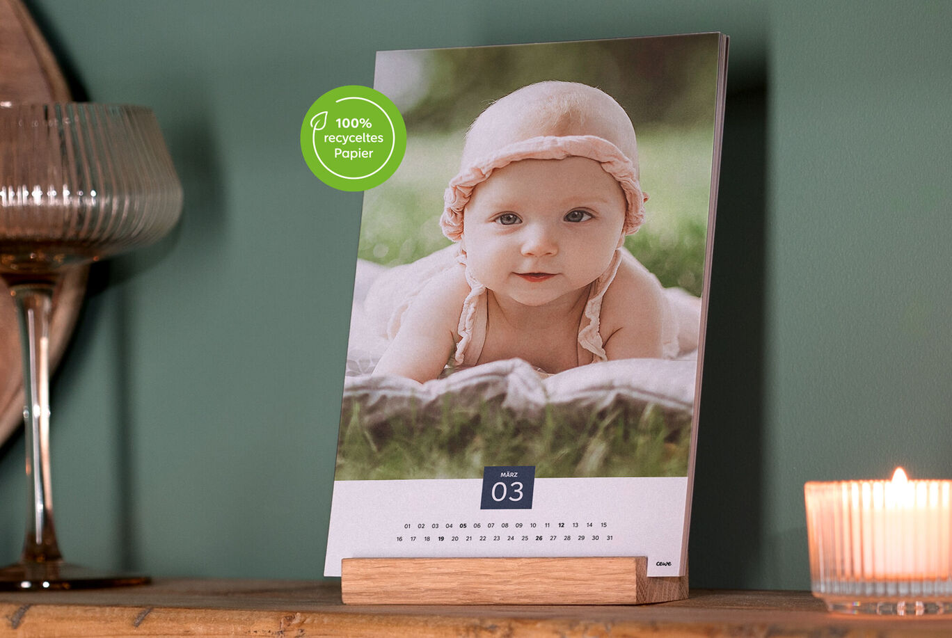 Ein schöner Fotokalender mit einem süßen Baby auf einer Wiese, dargestellt in einem liebevollen Design.