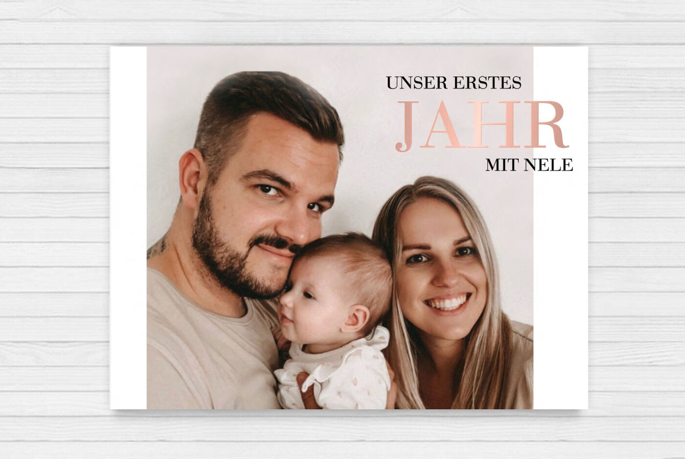 Eine glückliche Familie feiert den ersten Geburtstag des Kindes Nele mit einem liebevollen Erinnerungsfoto.