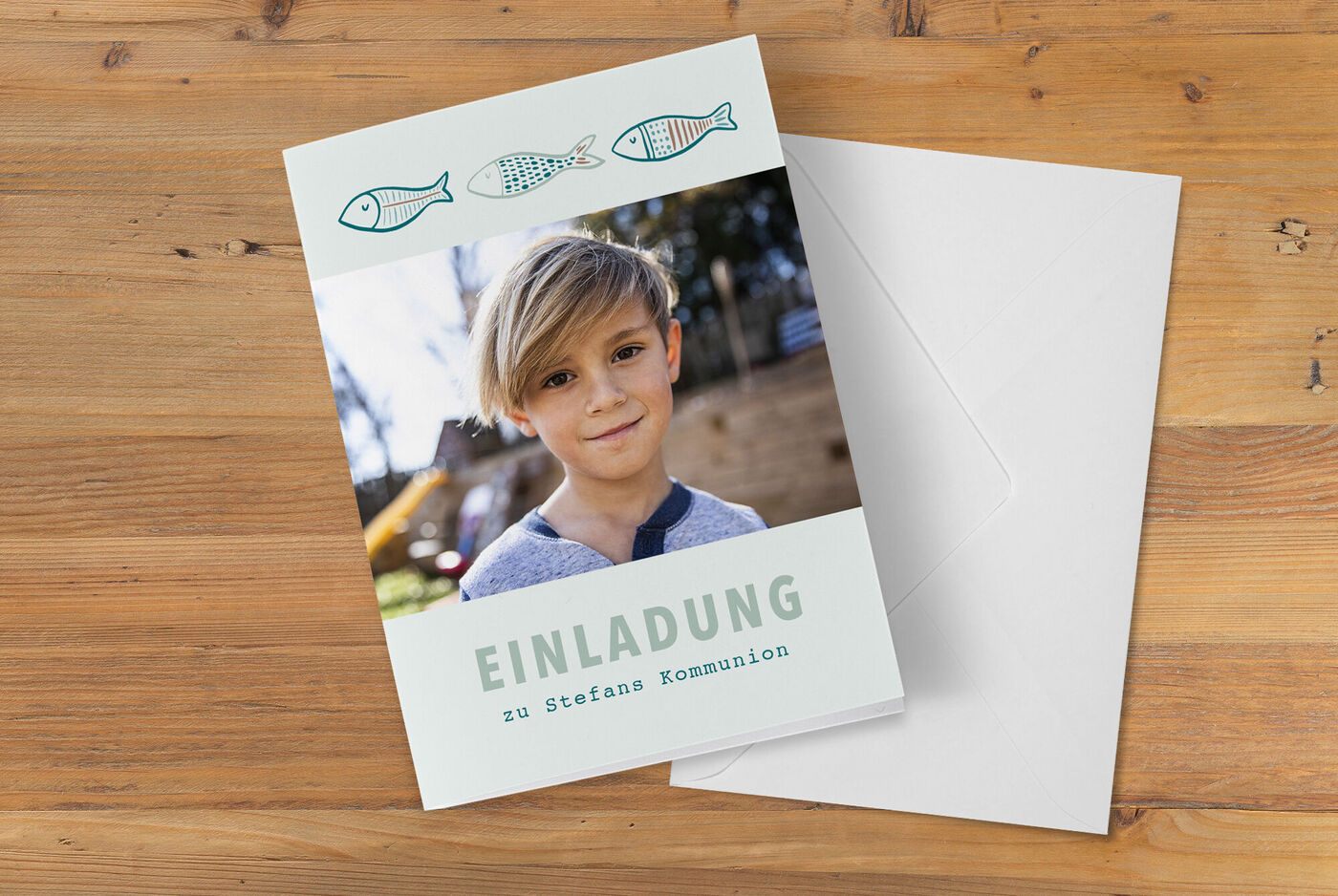 Einladungskarte zur Kommunion mit bunten Fischen und einem schönen Layout