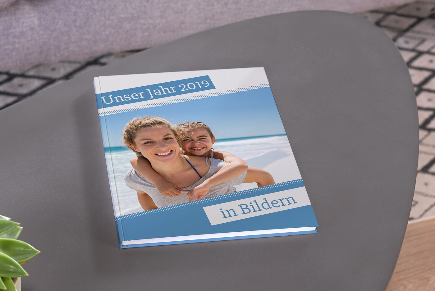 Ein CEWE Fotobuch mit dem Titel "Unser Jahr 2019 in Bildern" und einem Bild auf dem Cover.