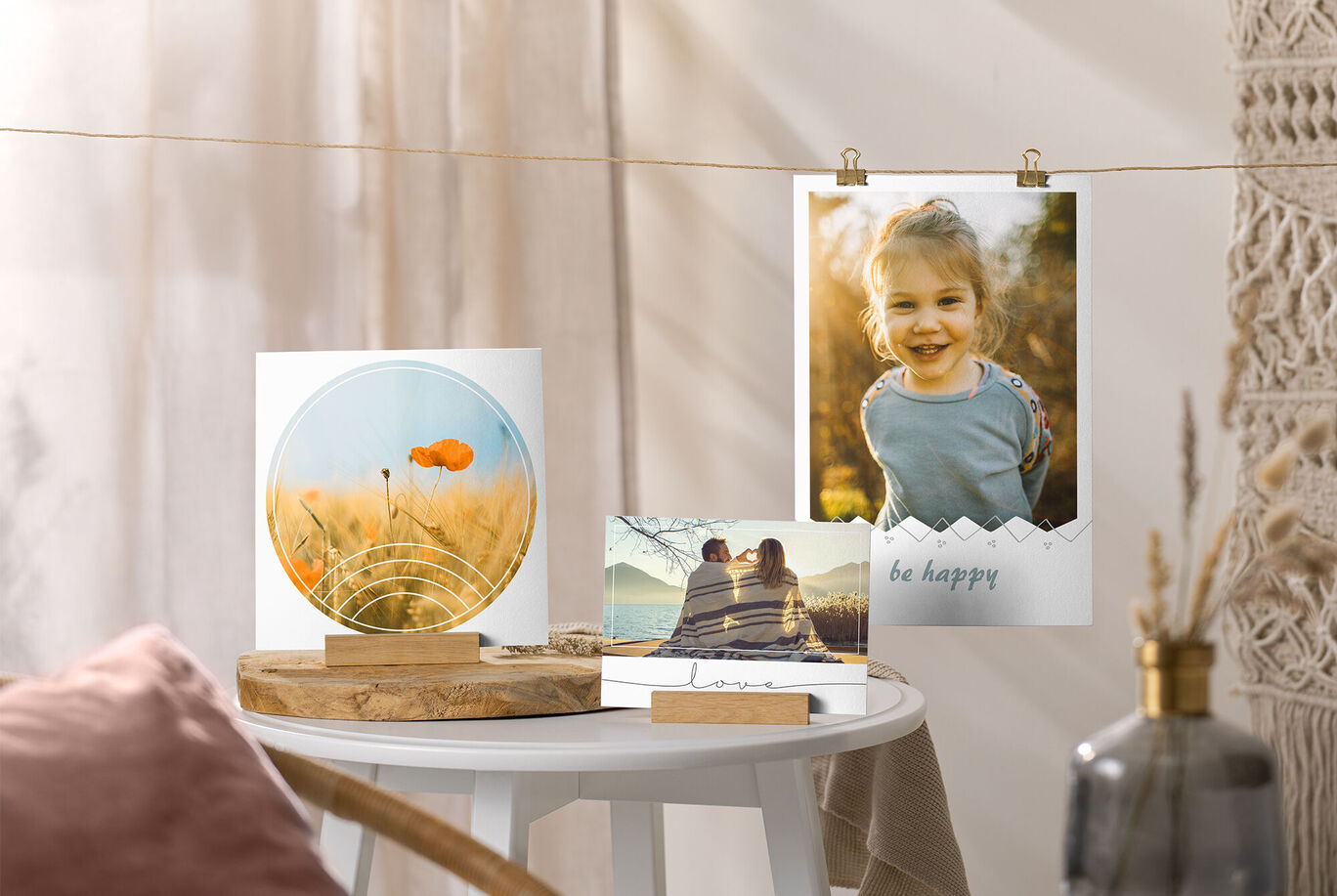 Wundervoll dekorierte Wohnlandschaft mit individuellen Fotoprodukten und kreativen Erinnerungsstücken