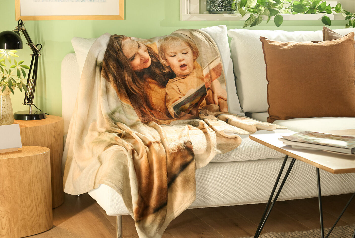Eine liebevolle Decke auf einem Sofa, die mit einem persönlichen Foto gestaltet wurde