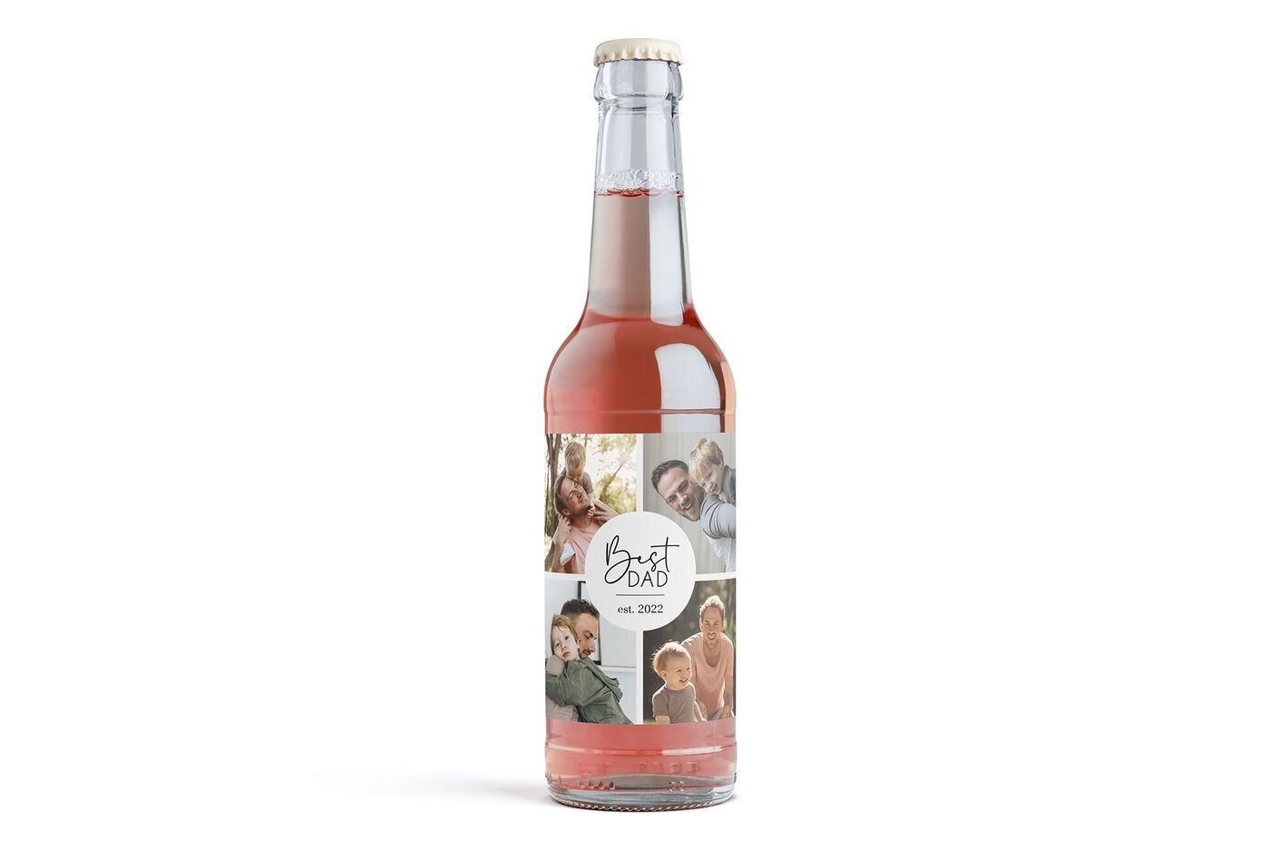 Eine personalisierte Flasche mit fruchtigem Getränk und Fotos von besonderen Momenten