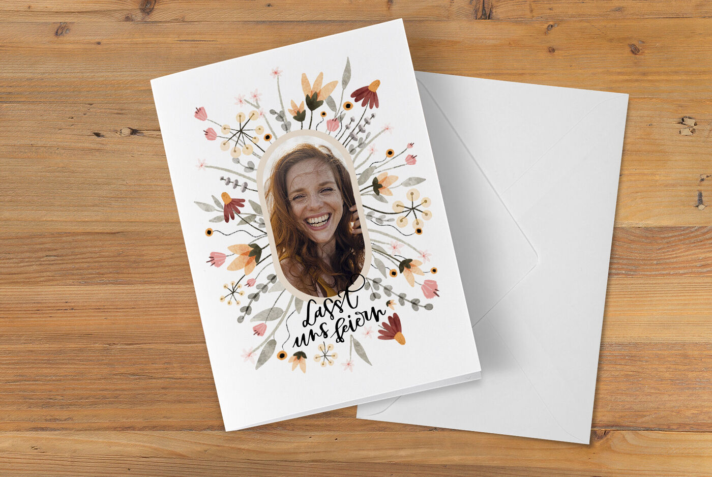 Ein liebevoll gestalteter Kartenumschlag mit floralen Motiven. Er bietet Platz für persönliche Nachrichten und Grüße. Perfekt für besondere Anlässe mit CEWE Grußkarten