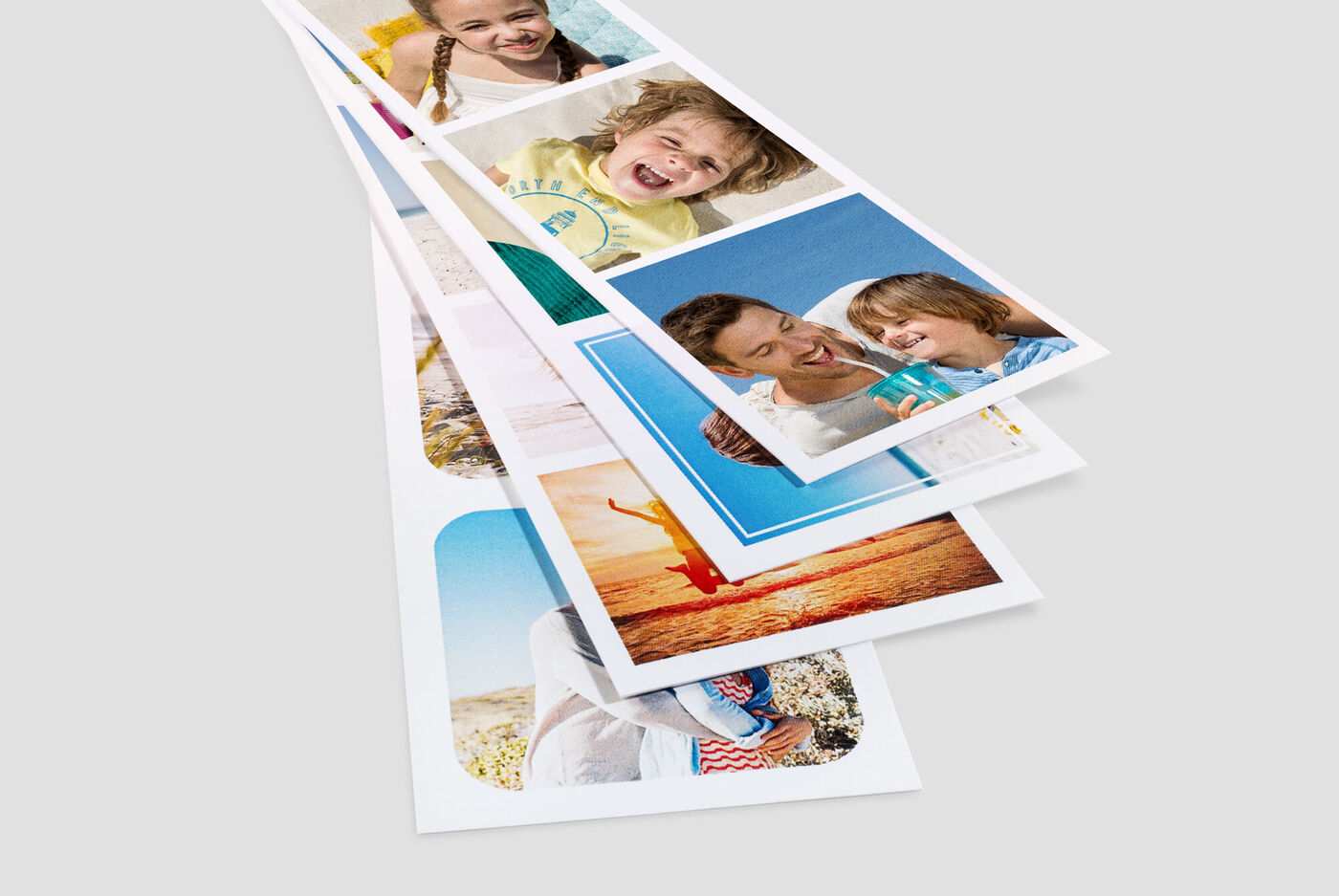 Die Ansicht mehrerer fröhlicher Fotos auf einem Stapel. Die Bilder zeigen glückliche Kinder, Familienmomente und Urlaubserinnerungen.