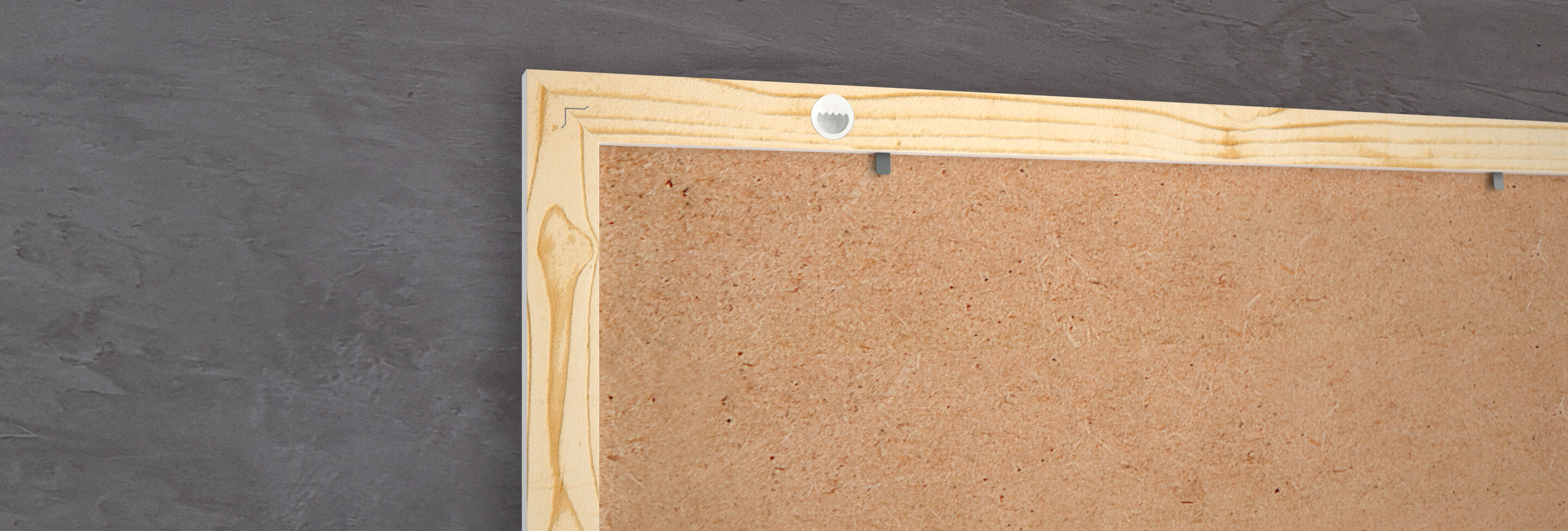 Ein leeres Korkboard mit einem Holzrahmen, bereit zum Gestalten mit Notizen und Bildern