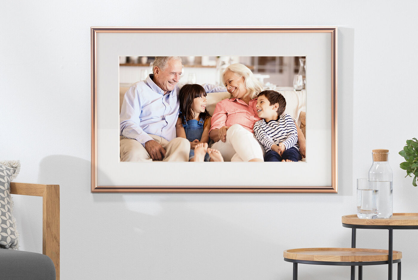 Ein Familienfoto mit vier Personen auf einem Sofa, fröhliche gemeinsame Momente.