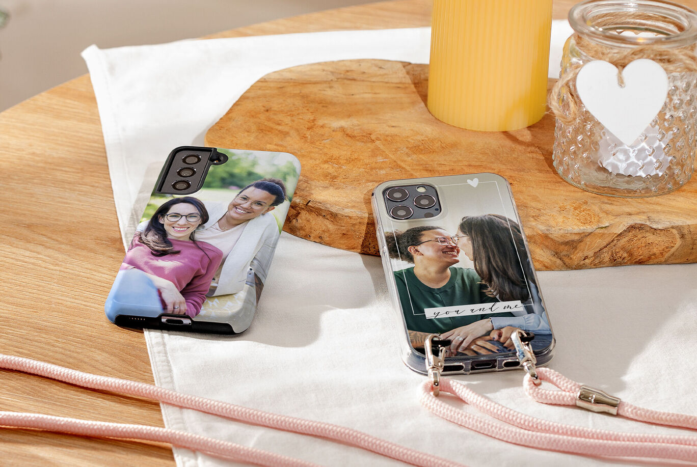 Zwei Smartphones mit persönlichen Fotohüllen auf einem Tisch.