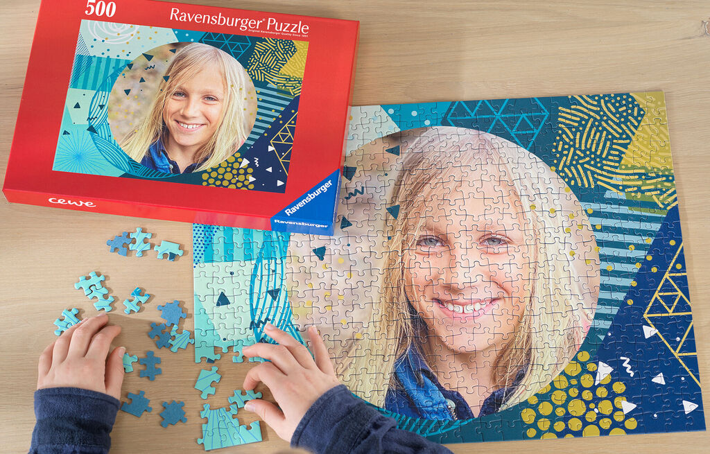 eine Person arbeitet an einem Ravensburger Puzzle mit 500 Teilen auf einem Tisch