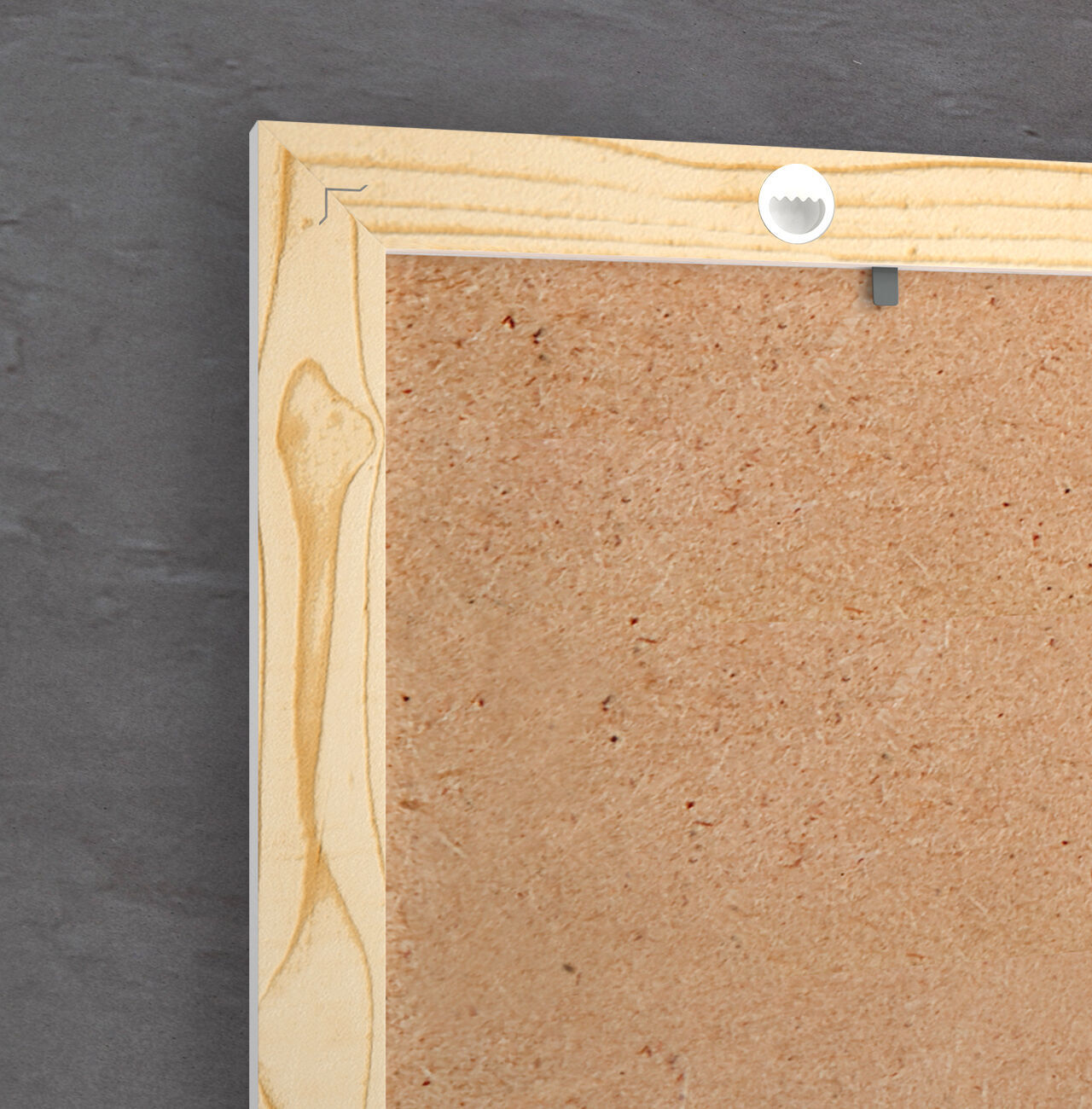 Ein leerer Korkboard-Rahmen aus Holz, bereit für persönliche Erinnerungen.
