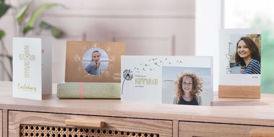 Verschiedene personalisierte Grußkarten auf einem Holztisch
