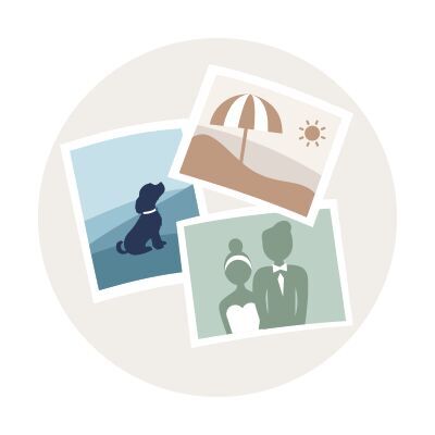 Drei Fotos in einem kreativen Layout: Ein Hund, ein Strand mit Sonnenschirm und ein Brautpaar. Ein bezaubernder Moment, der Freude verbreitet.