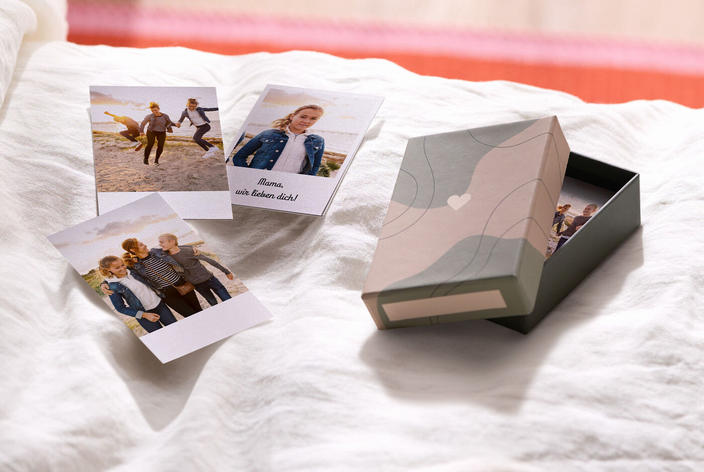Wundervolle Fotos in einer Geschenkbox, die Erinnerungen an gemeinsame Momente zeigen