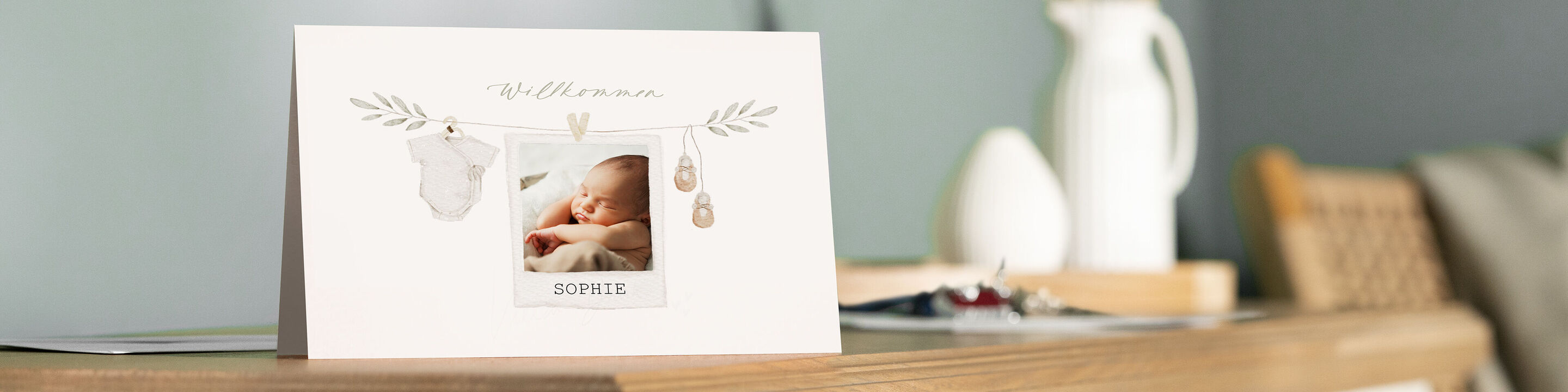 Ein liebevolles Willkommensschild für das Baby Sophie mit einem geschmackvollen Design und sanften Farben