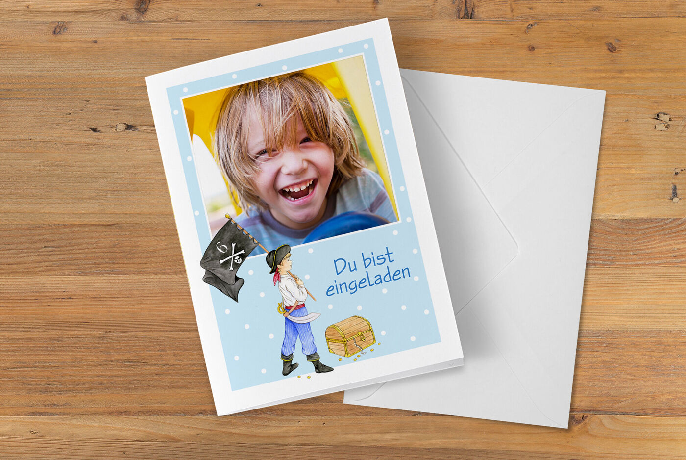 Einladungs-Karte mit einem bunten Design und einem fröhlichen Kinderbild.