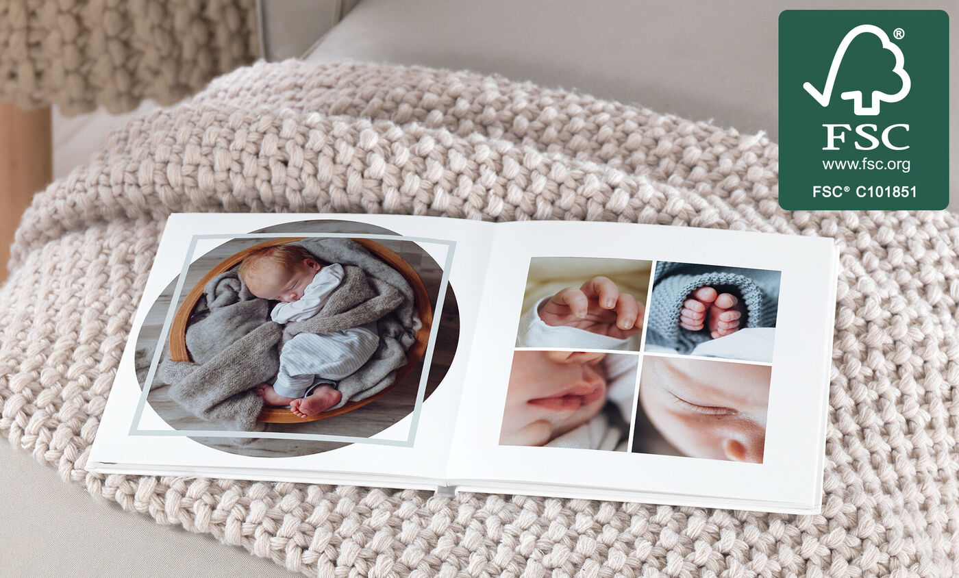 Ein liebevolles Fotobuch mit Babyfotos auf einer kuscheligen Decke, CEWE Fotobuch