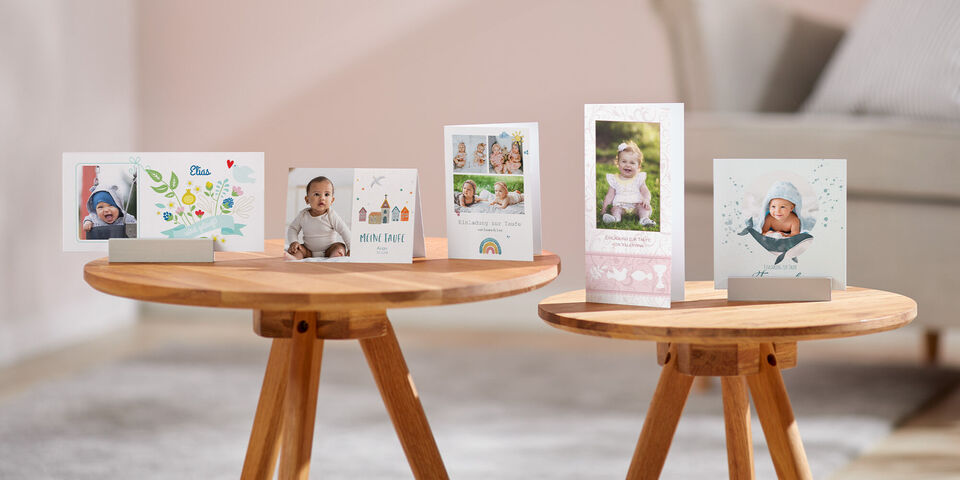 Bunte Fotokarten auf Holzstühlen mit Bildern von Kindern und fröhlichen Designs