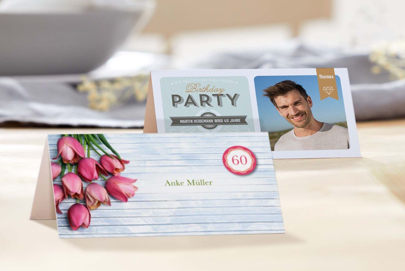 Zwei Glückwunschkarten auf einem Tisch, eine mit Tulpen und eine mit Foto
