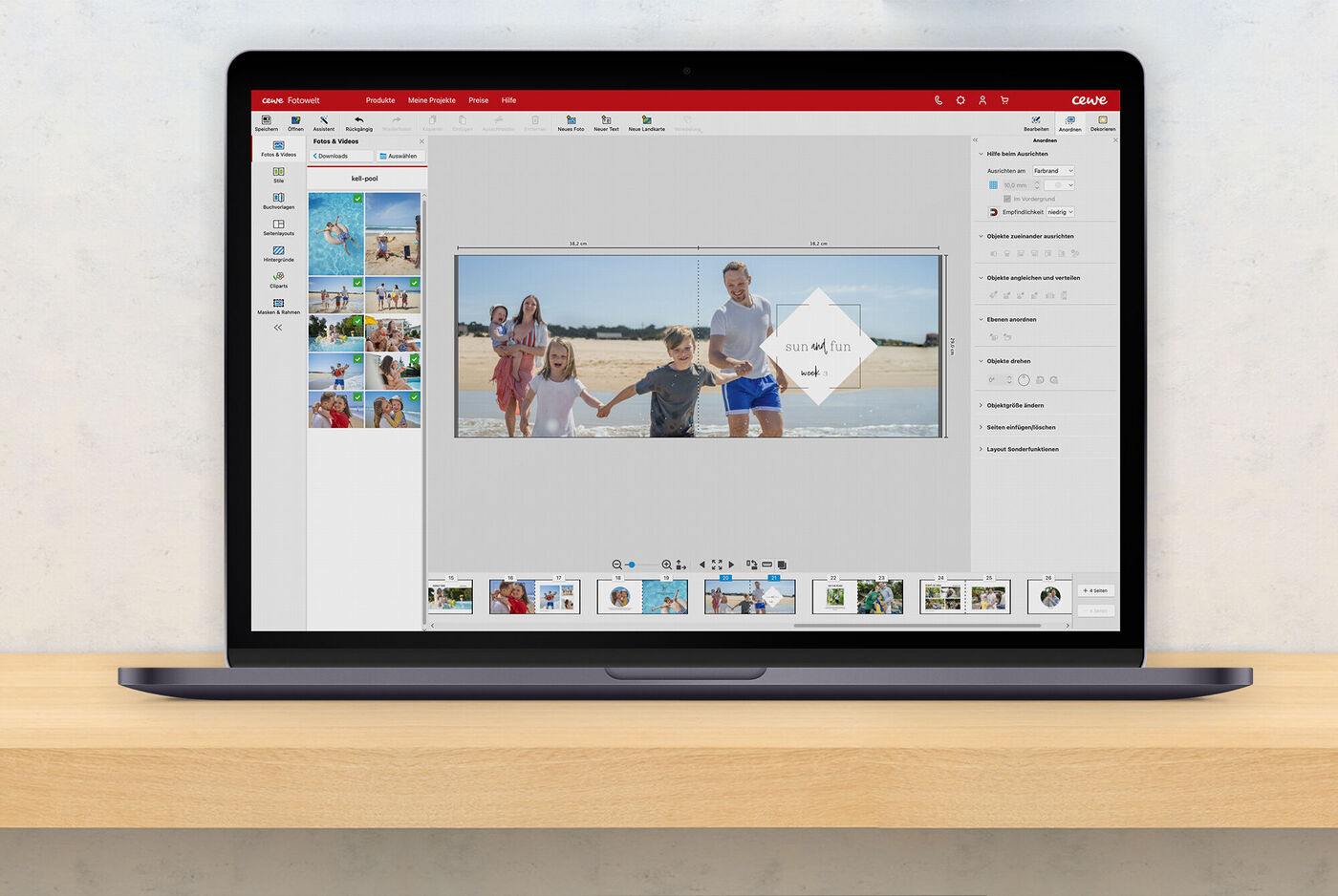 Eine Person nutzt die CEWE Fotobuch Software auf einem Laptop
