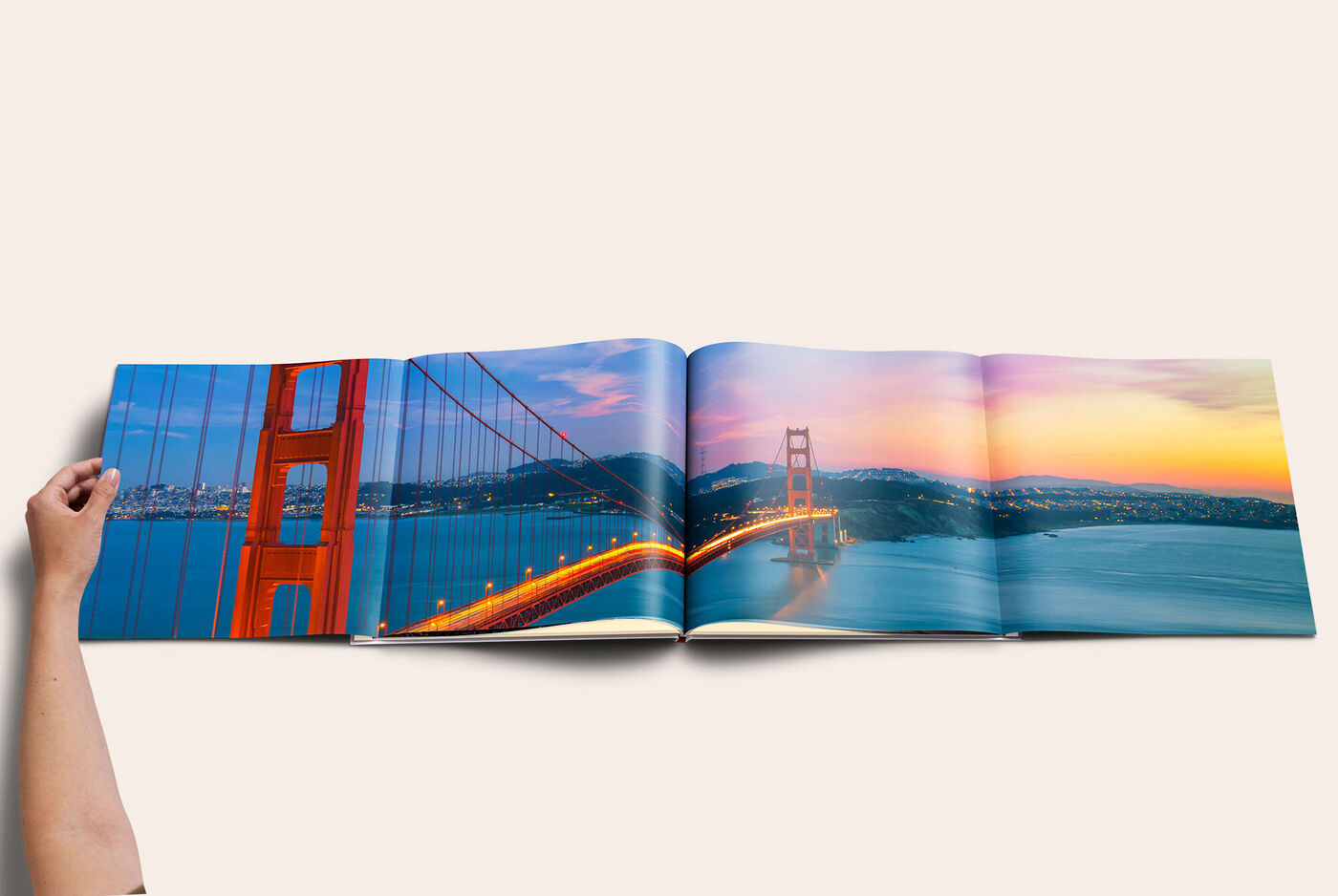 Offen gehaltenes CEWE FOTOBUCH mit Bild der Golden Gate Bridge bei Sonnenuntergang