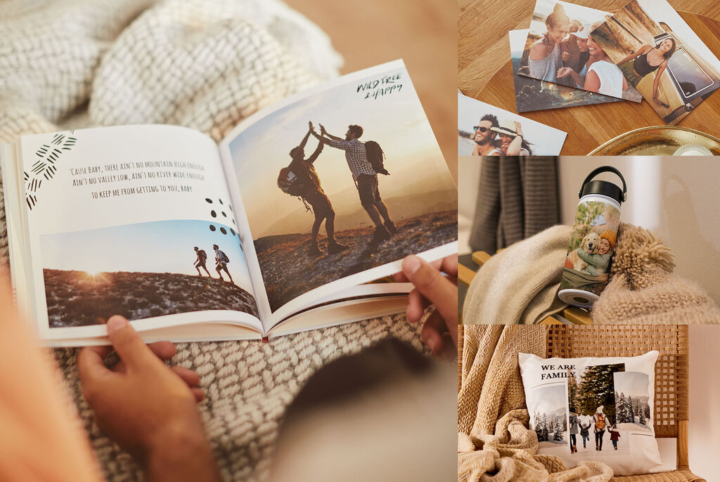 Ein offenes Fotobuch zeigt eine glückliche Wanderer-Paar auf einer Seite, während Fotos von Freunden und Familie auf der anderen Seite glänzen.
