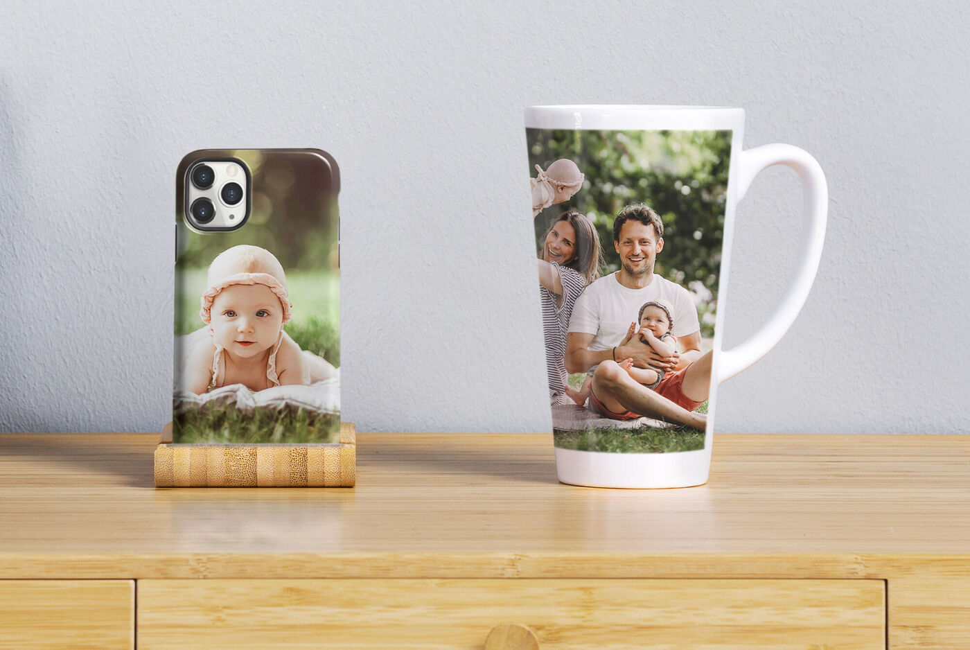 Personen entspannen im Freien, halten Tasse und Handyhülle mit persönlichen Fotos