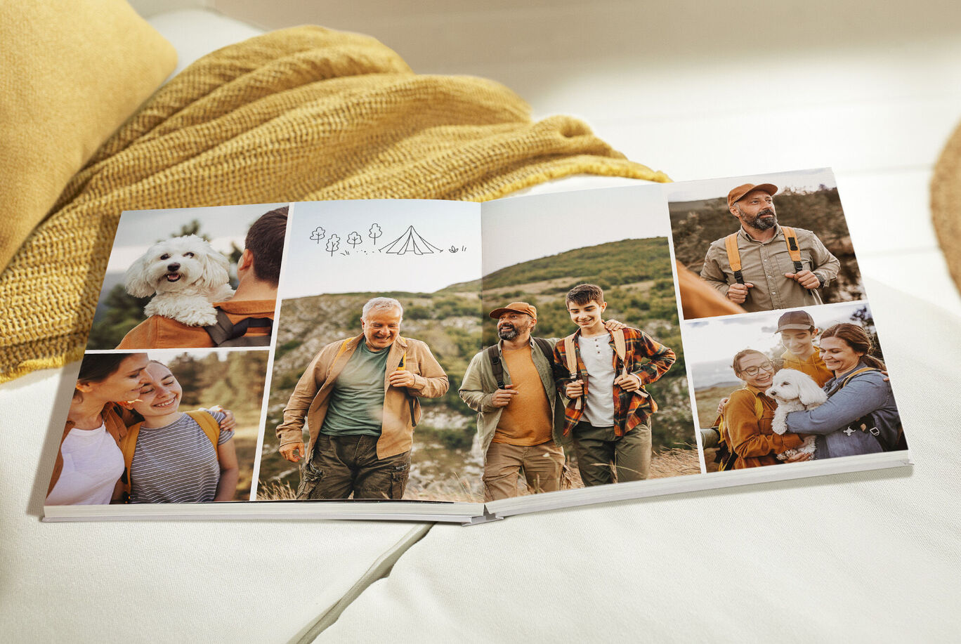 Ein geöffnetes CEWE FOTOBUCH mit Fotos von Menschen in der Natur, die Freude und Gemeinschaft zeigen. 