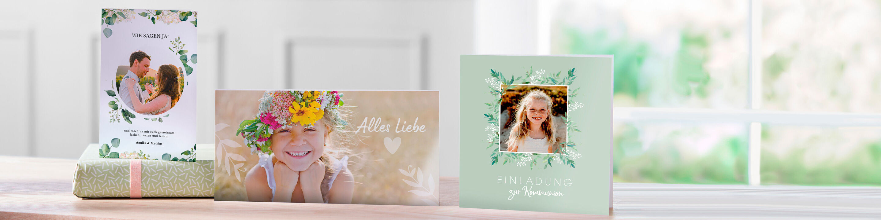 Drei liebevolle Grußkarten auf einem Tisch, dekoriert mit floralen Motiven, perfekt für besondere Anlässe