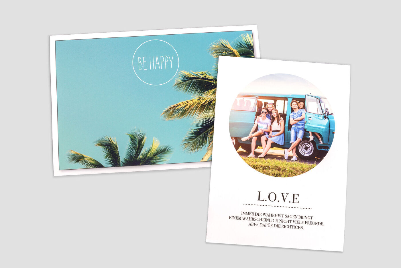 Postkarte mit Palmen und dem Text 'BE HAPPY' sowie einer runden Fotomontage von Freunden vor einem blauen Kleinbus mit dem Wort 'L.O.V.E.'