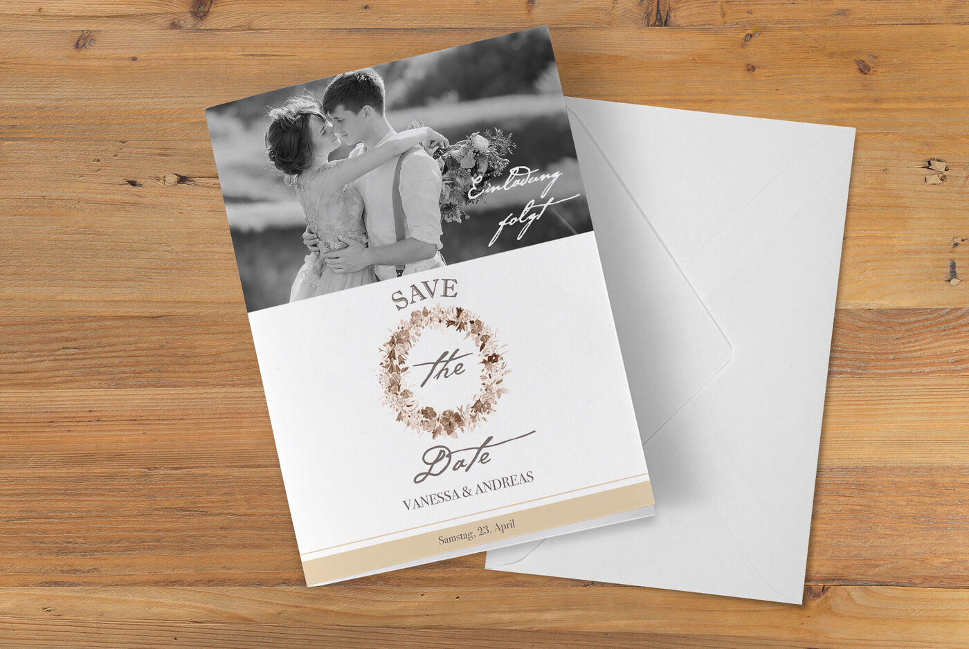 Elegante Einladungskarte für Hochzeit mit floralen Motiven.