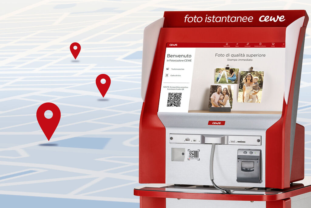 CEWE Fotoautomat zur Erstellung von Fotoprodukten mit farbigen Standortmarkierungen im Hintergrund