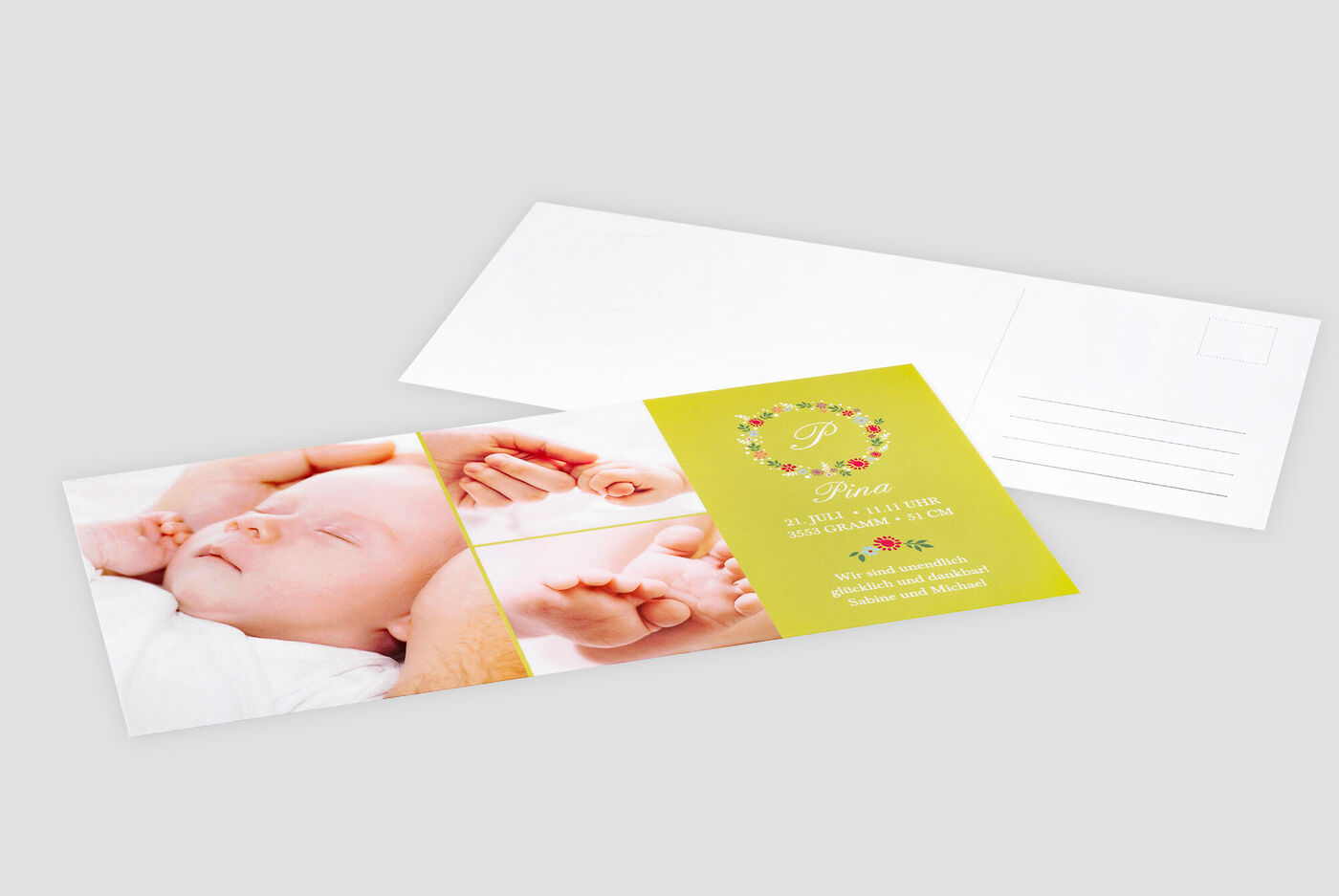 Eine personalisierte CEWE Grußkarte zeigt ein süßes Baby, das im Arm seiner Eltern schläft. Die Karte ist liebevoll mit bunten Blumen verziert und enthält einen herzlichen Text.