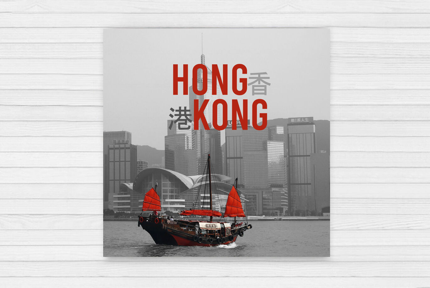 Rote Drachenboot in Hongkong mit Skyline im Hintergrund