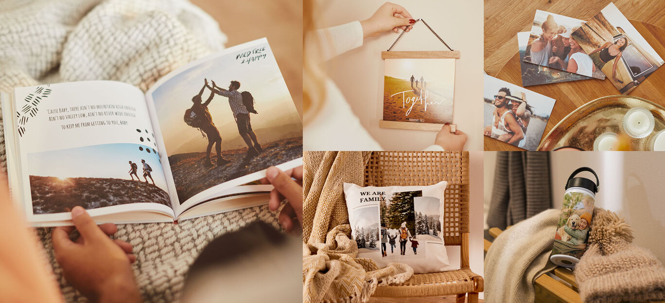 Ein Mensch blättert durch ein CEWE FOTOBUCH mit Fotos von Reisen und Freunden. Daneben sind ein Wandbild und verschiedene Fotokarten zu sehen.