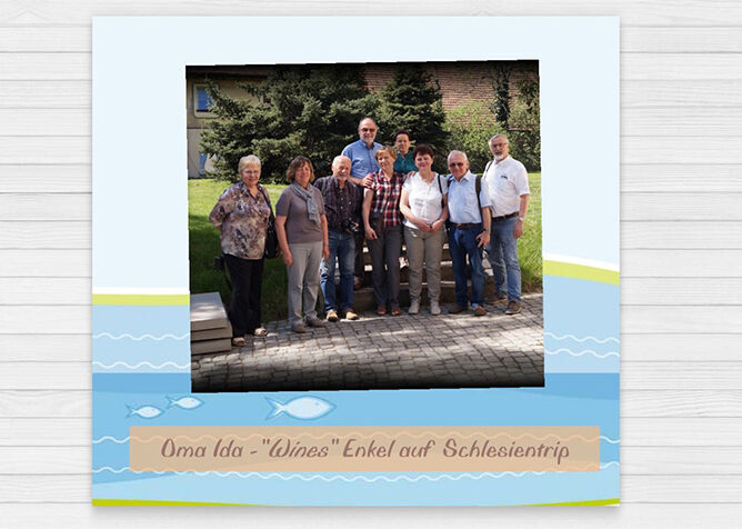 Gruppenfoto einer Familie, die lächelnd im Freien posiert und gemeinsame Erinnerungen genießt.