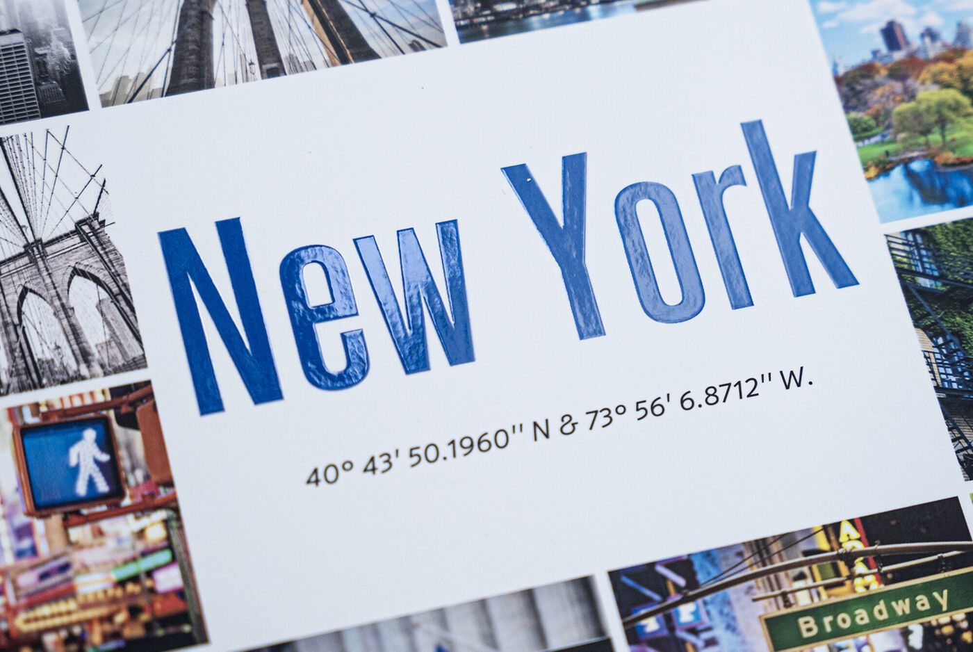 Kreative Collage mit dem Schriftzug 'New York' in blauer Schriftart, umgeben von Bildern ikonischer New Yorker Orte