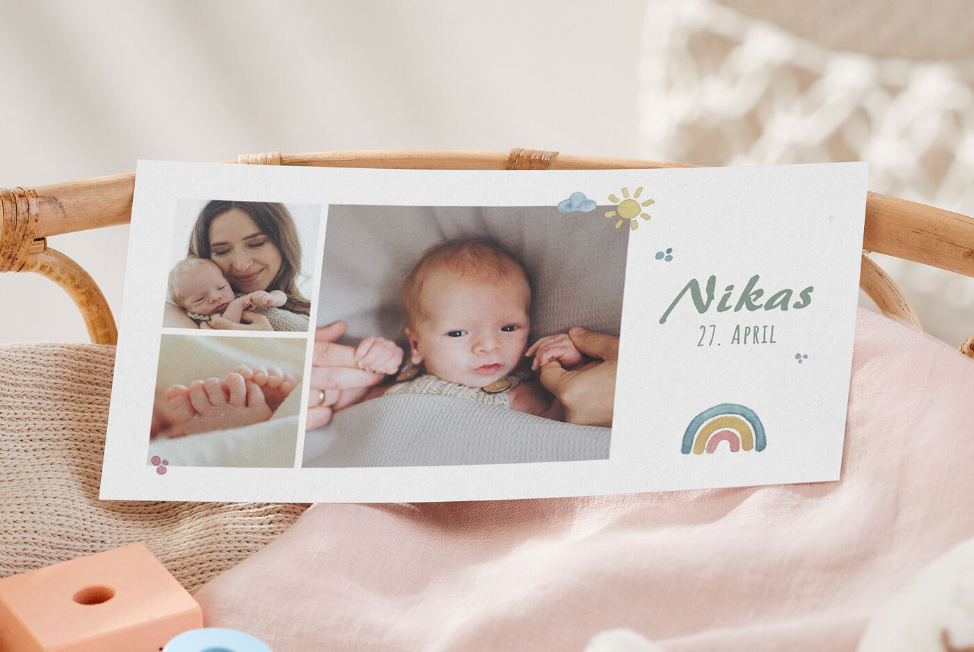 Eine liebevolle Einladung zur Feier mit Fotos eines Kleinkindes, bunten Designs und persönlichem Text