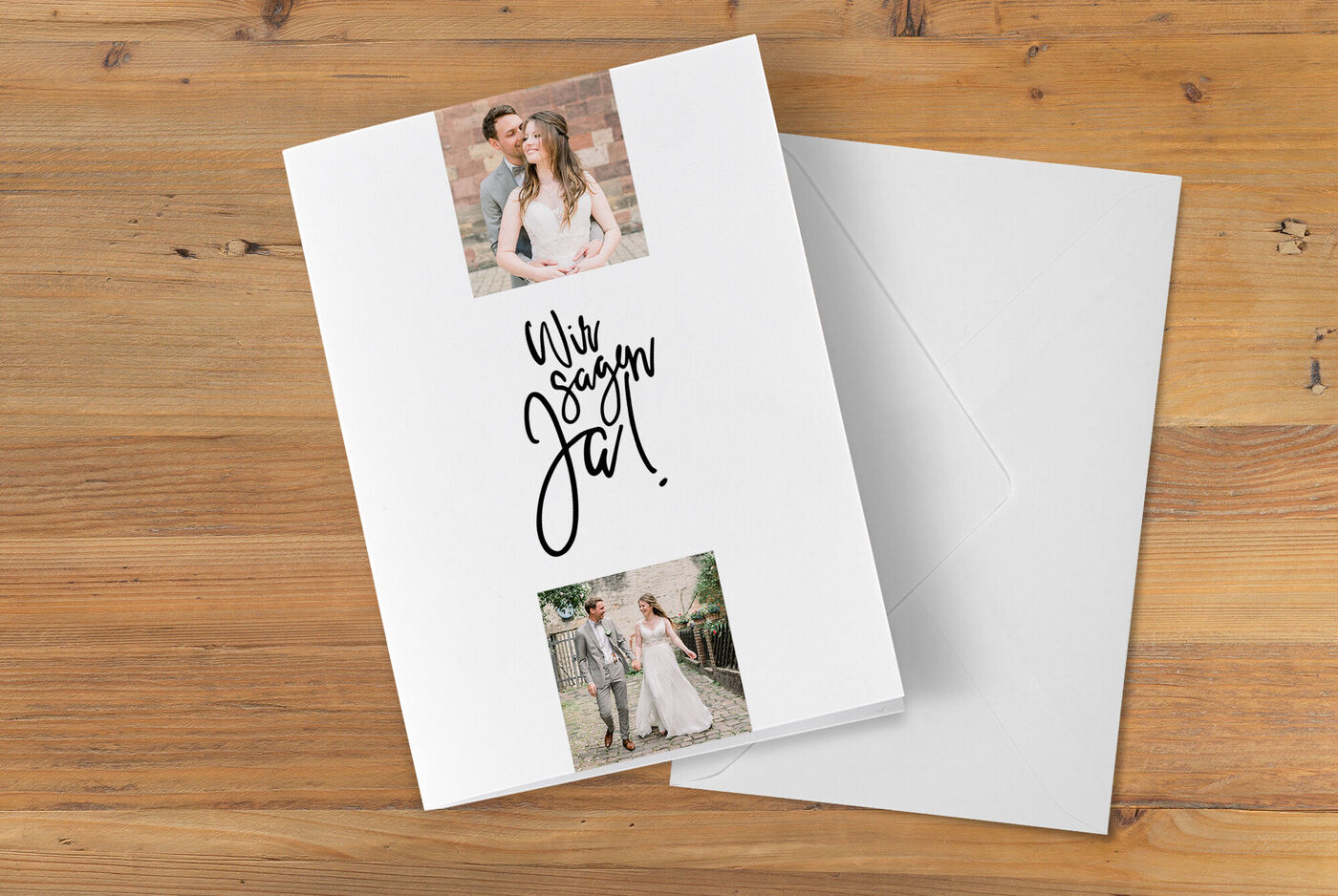 Einladungskarte zur Hochzeit mit dem Schriftzug "Wir sagen Ja!" und zwei Fotos von Paaren.