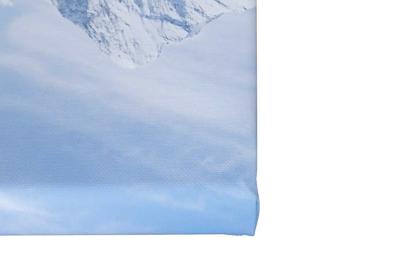 Ein Teil eines blauen CEWE Wandbilds mit klaren Bergdetails.