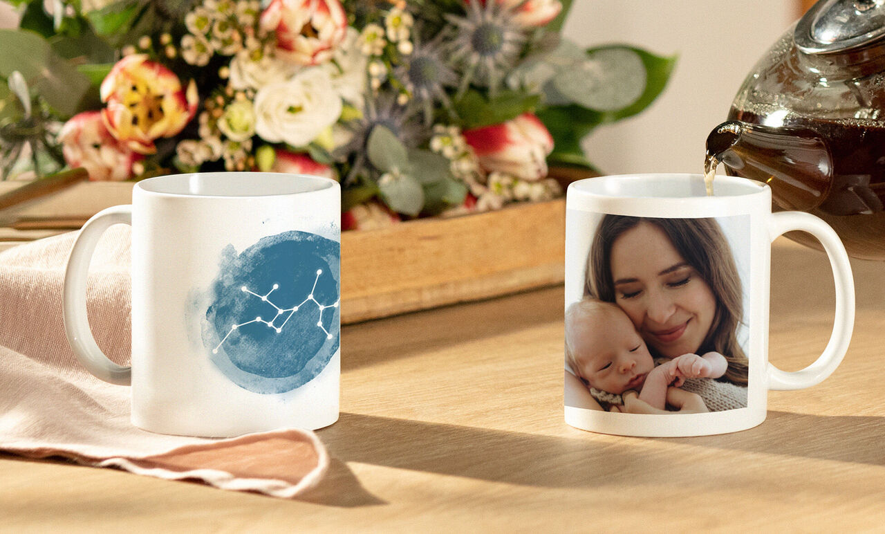Personen genießen eine Tasse mit einem individuellen Design, umgeben von Blumen.