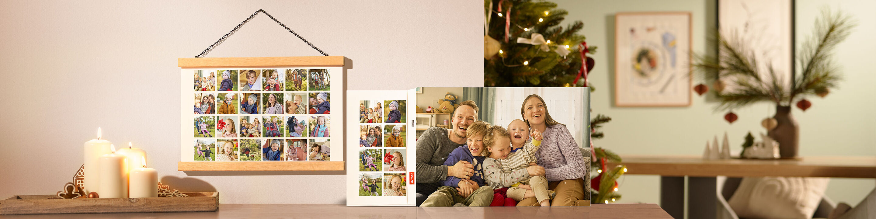 Familie versammelt vor einem Weihnachtbaum, lächeln freundlich in die Kamera. Auf dem Tisch stehen dekorative Kerzen und Bilderrahmen mit Fotos, die schöne Erinnerungen zeigen.