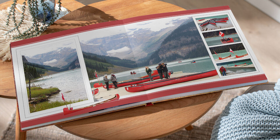 Ein CEWE Fotobuch mit farbenfrohen Bildern von einem Ausblick auf einen See, umgeben von Bergen und Menschen, die am Wasser sind.