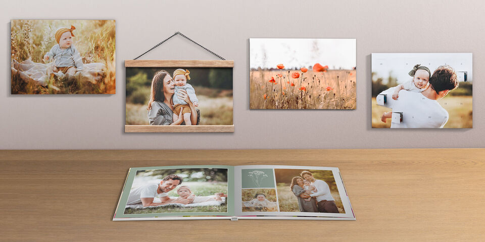 Liebende Familie schaut auf ihre schönen Fotos in einem CEWE Fotobuch.