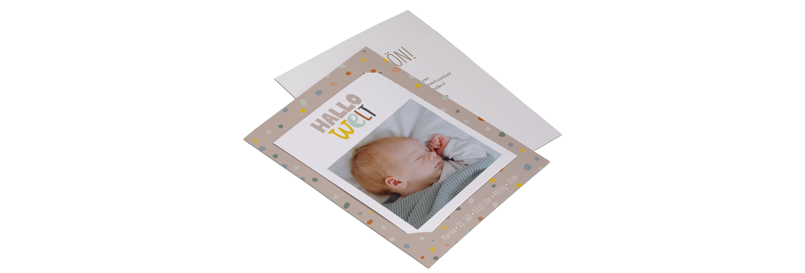Ein liebevoll gestaltetes Foto mit einem Baby auf einer Grußkarte von CEWE