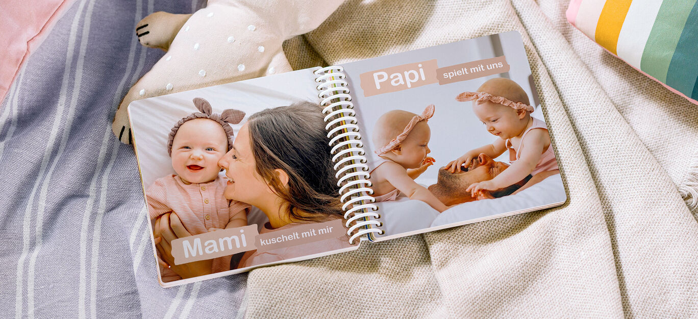 Ein offenes Fotobuch mit Bildern von Familienmomenten. Die Seiten zeigen liebevolle Erinnerungen zwischen Mami und ihrem Kind sowie Papi mit dem Kind. Es vermittelt ein Gefühl von Glück und Verbundenheit.