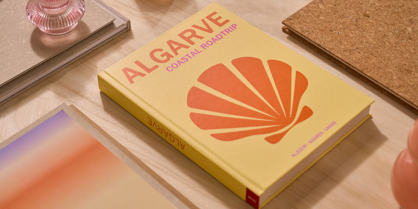 Gestaltetes Buch mit dem Titel Algarve und Muschelmotiv liegt auf einem Tisch neben weiteren liebevoll gestalteten Erinnerungsstücken