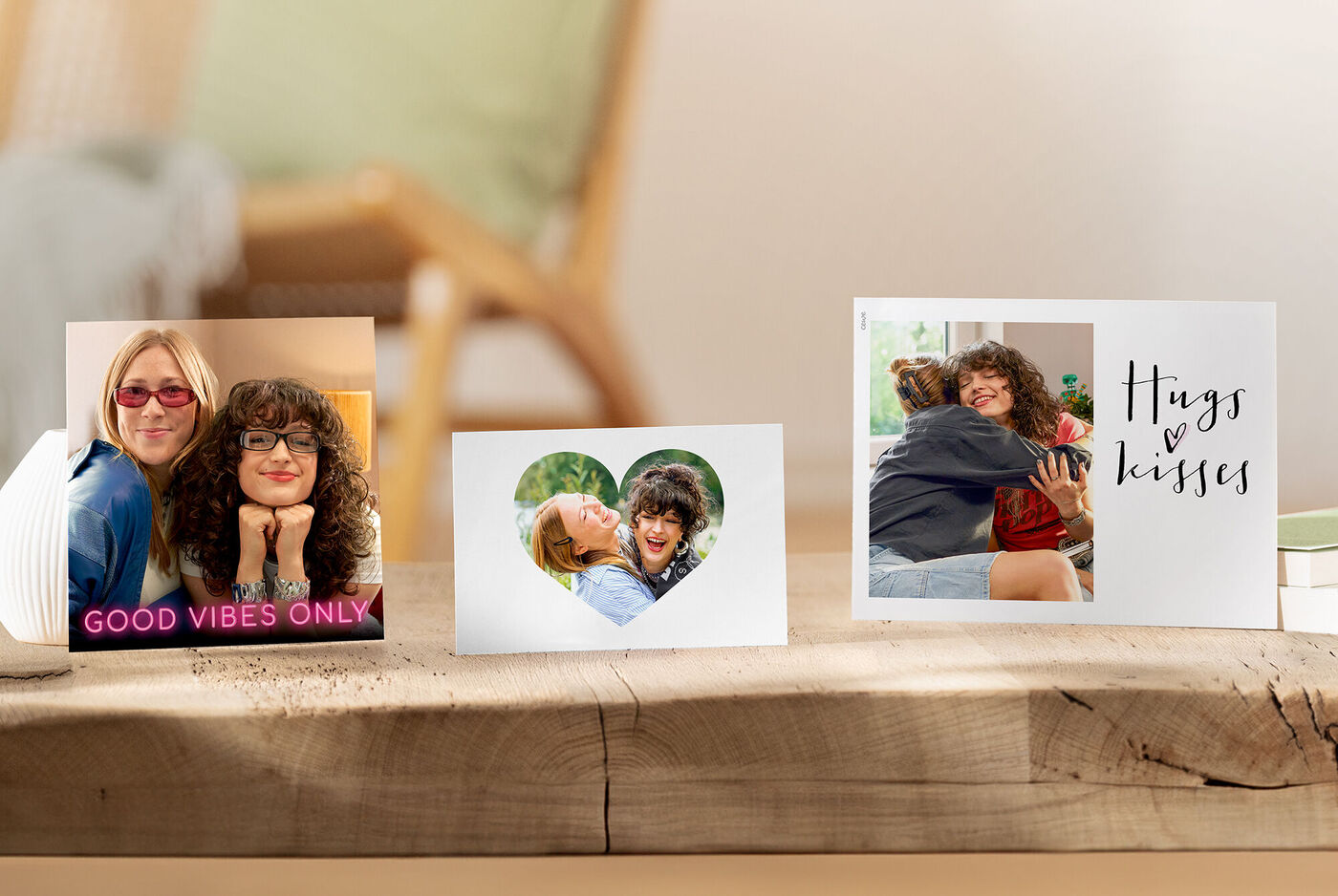 Drei liebevoll gestaltete Sofortfotos mit Design auf einem Tisch.