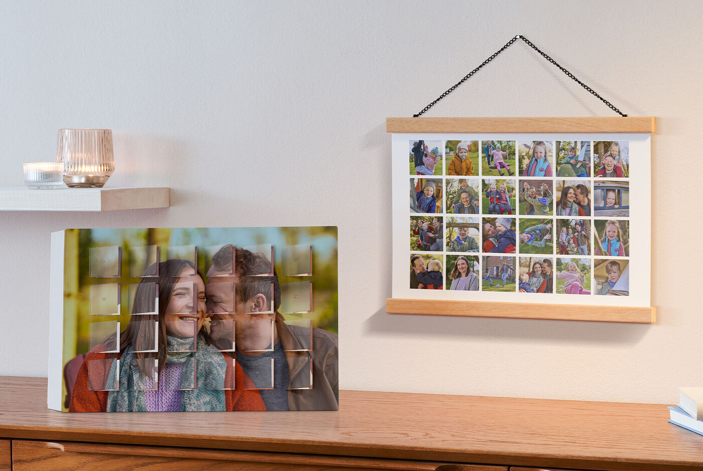 Ein CEWE Fotobuch und ein Wandbild mit Familienfotos auf einem Tisch, umgeben von warmer Wohnatmosphäre