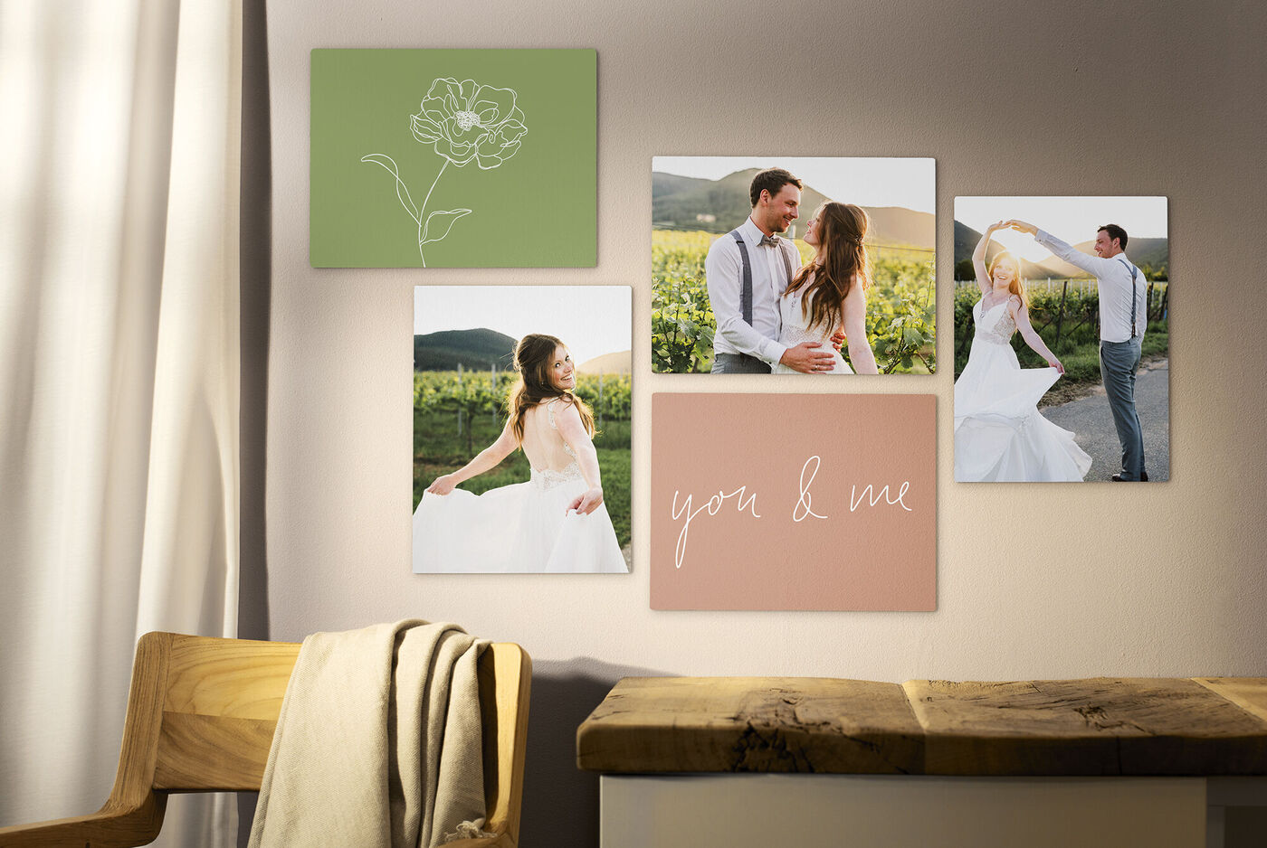 Kreative Wandgestaltung mit vier Bildern eines Paares in der Natur und einem floralen Motiv.
